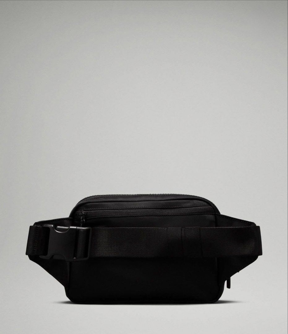 LULULEMON 2L BELTBAG (Category: Belt bags, Clutches and Pouches) located in Angeles City. Submitted by littlemissunflower (Listing ID 1460748446, Image 2). Description: Brandnew.