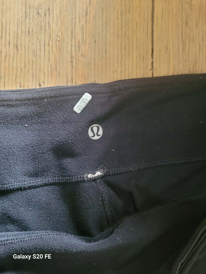 Lululemon Black Leggings with Script Detail (Category: Activewear) located in Bani. Submitted by ger.0 (Listing ID 1460729238, Image 2). Description: - Black Lululemon leggings - Size: Medium - Soft, comfortable fabric - Features script detail along the waistband - Lululemon logo visible on waistband - Ideal for workouts and casual wear.