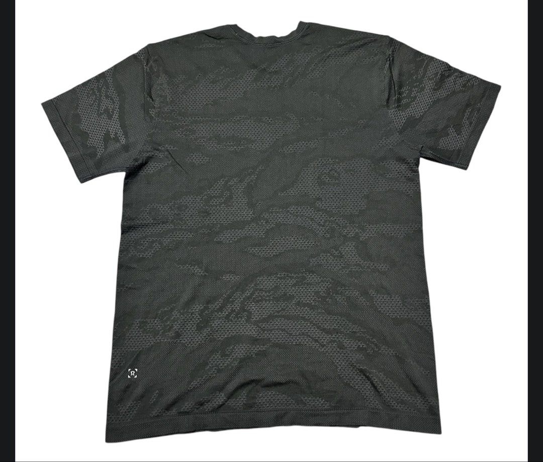 Lululemon Metal Vent Tech Short Sleeve size large (Category: Activewear) located in Iba. Submitted by xooperfindslb (Listing ID 1460836941, Image 3). Description: Lululemon Metal Vent Tech Short Sleeve size large Halos same ung prints sa model Color: camouflage Good condition No issue.