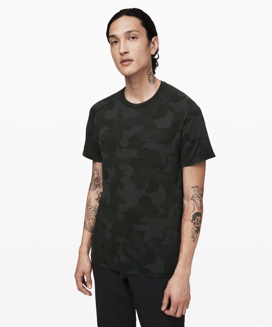 Lululemon Metal Vent Tech Short Sleeve size large (Category: Activewear) located in Iba. Submitted by xooperfindslb (Listing ID 1460836941, Image 1). Description: Lululemon Metal Vent Tech Short Sleeve size large Halos same ung prints sa model Color: camouflage Good condition No issue.