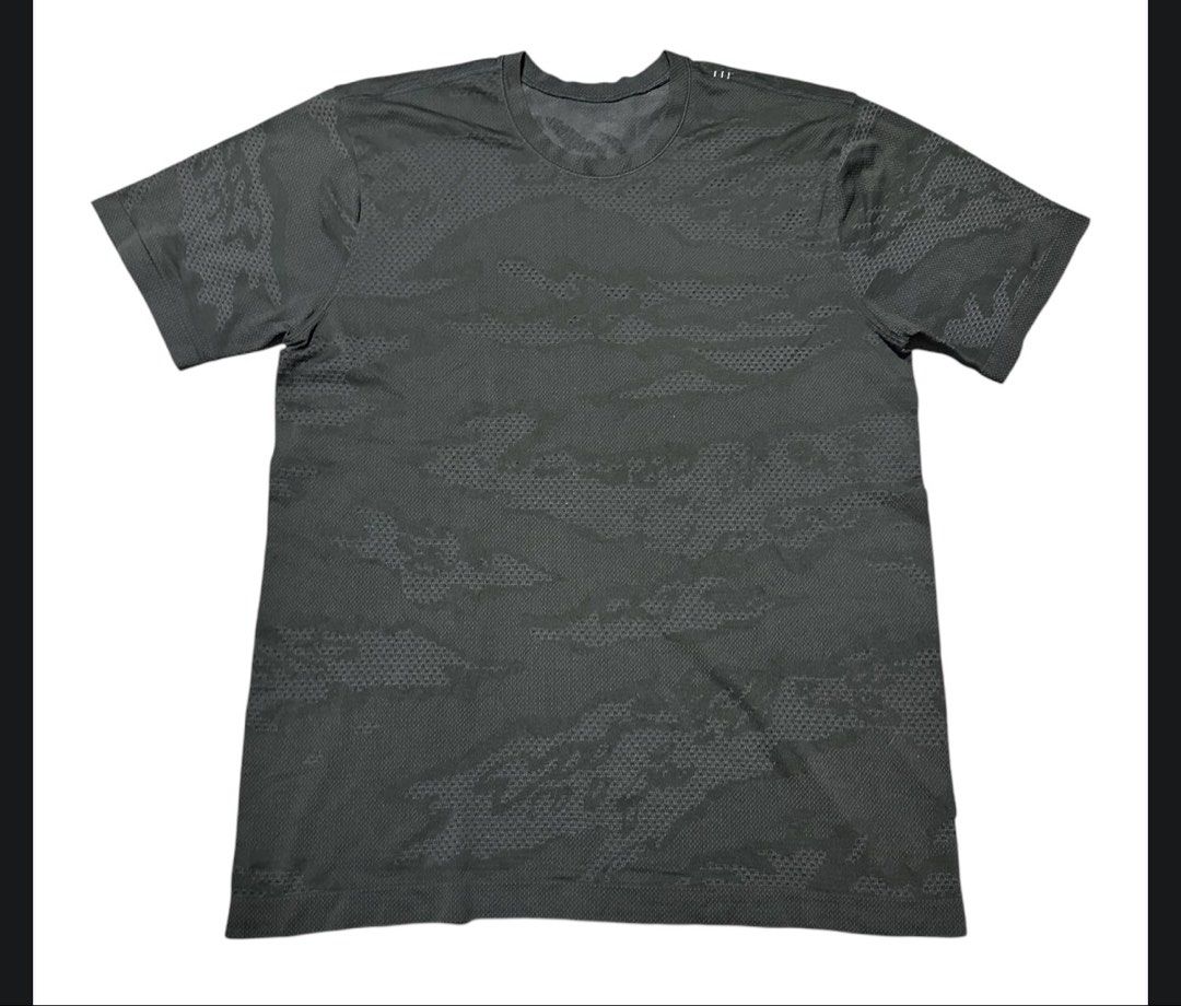 Lululemon Metal Vent Tech Short Sleeve size large (Category: Activewear) located in Iba. Submitted by xooperfindslb (Listing ID 1460836941, Image 2). Description: Lululemon Metal Vent Tech Short Sleeve size large Halos same ung prints sa model Color: camouflage Good condition No issue.