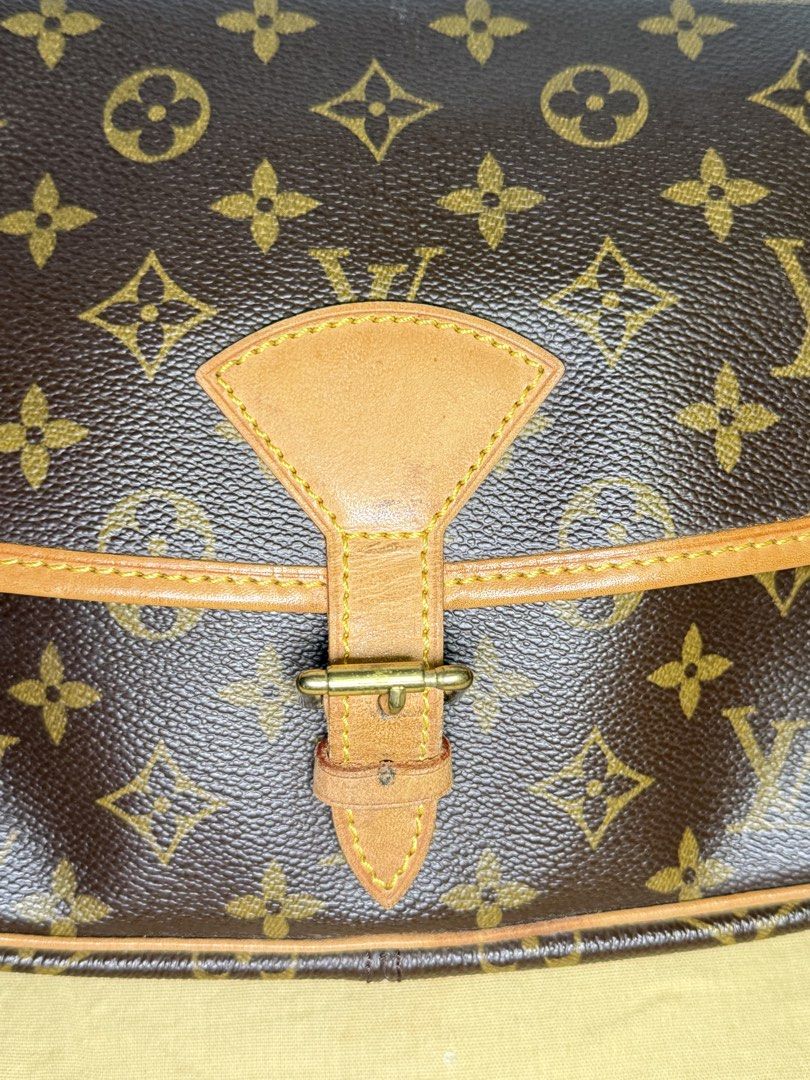 LV Monogram Pochette Felicie 手袋 （分類：手袋及銀包）位於 Hong Kong。 由 kalma0712 提交（商品編號 1460757195，圖片 3）。簡介： 經典LV Monogram斜孭袋，Pochette Felicie款。啡色配啡色邊，好有味道。袋身乾淨，內籠都OK，前扣位置有少少壓痕，有塵袋。買咗好耐，但用得唔多，所以放。有興趣就問下啦。。