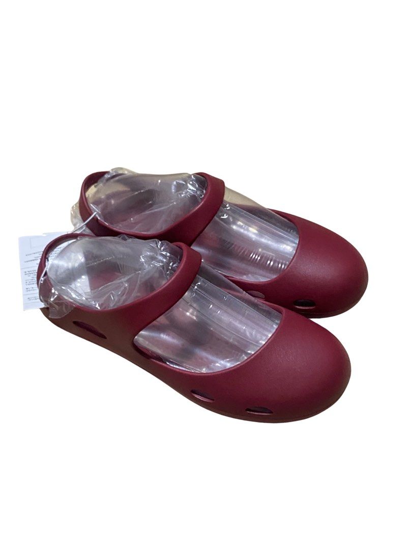 Maroon Mary Jane Flats - Size 35-36 (Category: Flats & Sandals) located in Navotas City. Submitted by sophiadnse (Listing ID 1460793356, Image 1). Description: NEVER BEEN USED - Stylish maroon Mary Jane flats - Easy slip-on design - Textured grip sole for added traction - Fits size 35-36 (230mm) - Includes original packaging.