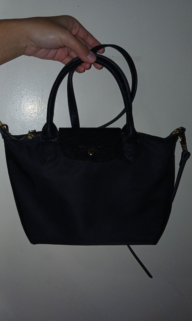 MATTHEWS CROSSBODY (Category: Cross-body Bags) located in Manila. Submitted by twentyfifthbymaria (Listing ID 1460741072, Image 1). Description: ●decluttering-nego ●nylon material ●bought in sm dept store bag section for over 1k.