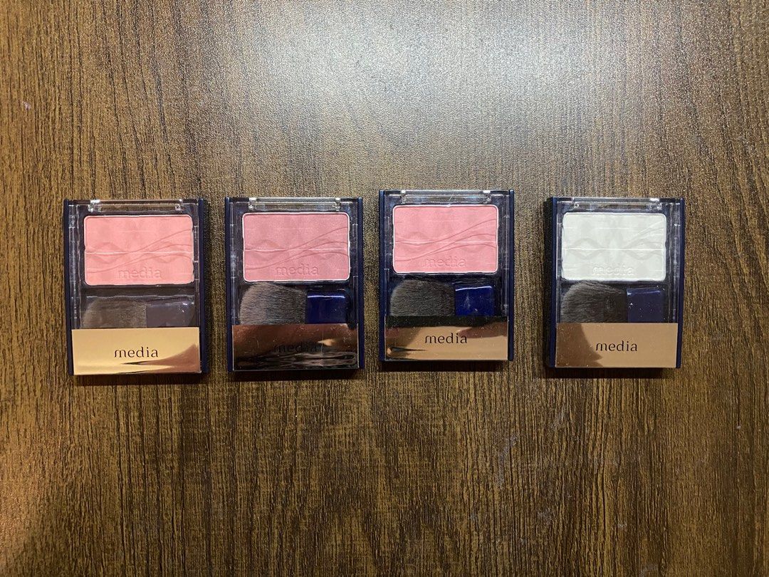 Media Tokyo Blush & Highlighter Compacts - RS-03, RS-04, PK-01, WT-01 腮紅 胭脂 提亮 高光 （分類：化妝品）位於 Hong Kong。 由 charlenewong.430 提交（商品編號 1460782679，圖片 1）。簡介： $40@1 99% new Selling a set of Media Tokyo blush and highlighter compacts. Includes shades RS-03, RS-04, PK-01, and WT-01. Each compact comes with its own brush. Great for adding color to your cheeks or brightening your complexion. Compact and easy to carry around.。