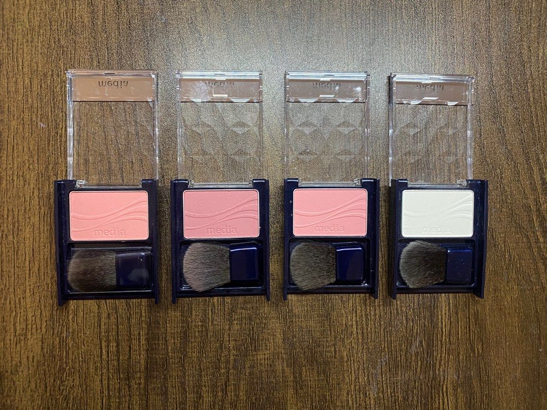 Media Tokyo Blush & Highlighter Compacts - RS-03, RS-04, PK-01, WT-01 腮紅 胭脂 提亮 高光 （分類：化妝品）位於 Hong Kong。 由 charlenewong.430 提交（商品編號 1460782679，圖片 2）。簡介： $40@1 99% new Selling a set of Media Tokyo blush and highlighter compacts. Includes shades RS-03, RS-04, PK-01, and WT-01. Each compact comes with its own brush. Great for adding color to your cheeks or brightening your complexion. Compact and easy to carry around.。