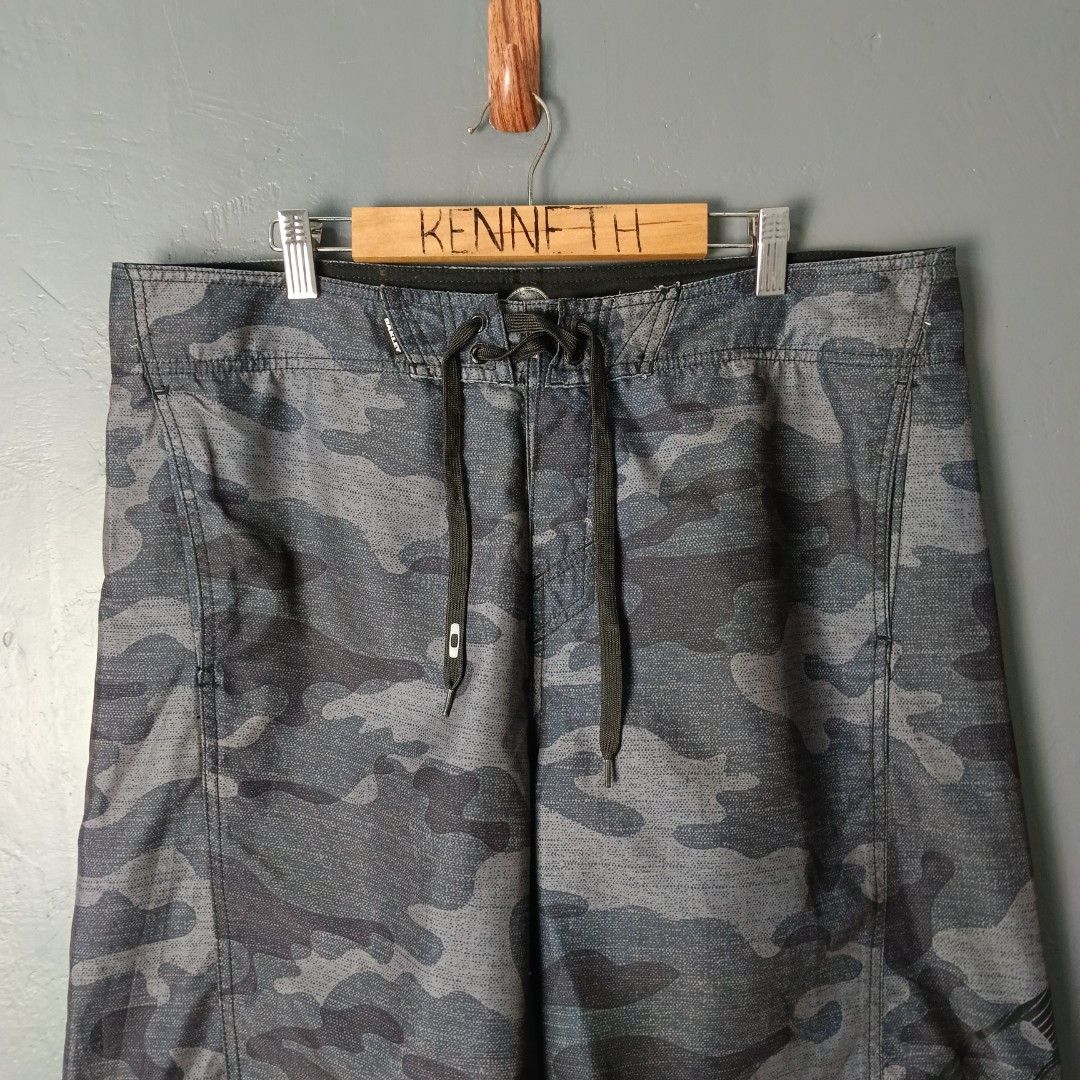 Men's - Oakley (Category: Shorts) located in Bacolod City. Submitted by drop.ph (Listing ID 1460803831, Image 3). Description: Oakley - Board Shorts Authentic *Fits 36, Length - 21.5 *Excellent *No Flaws *Price: 880php *Add SF if outside Bacolod City.