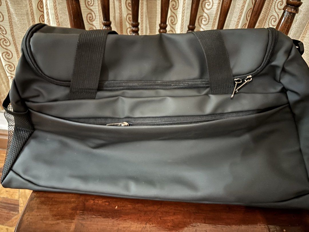 Menspe Black Duffel Bag with Multiple Pockets (Category: Sling Bags) located in San Juan City. Submitted by ecerrer (Listing ID 1460720374, Image 1). Description: - Durable black duffel bag - Main compartment for ample storage - Front zippered pocket for quick access - Side mesh pocket for water bottles or essentials - Perfect for gym sessions or short getaways - Features comfortable handles and an adjustable shoulder strap.