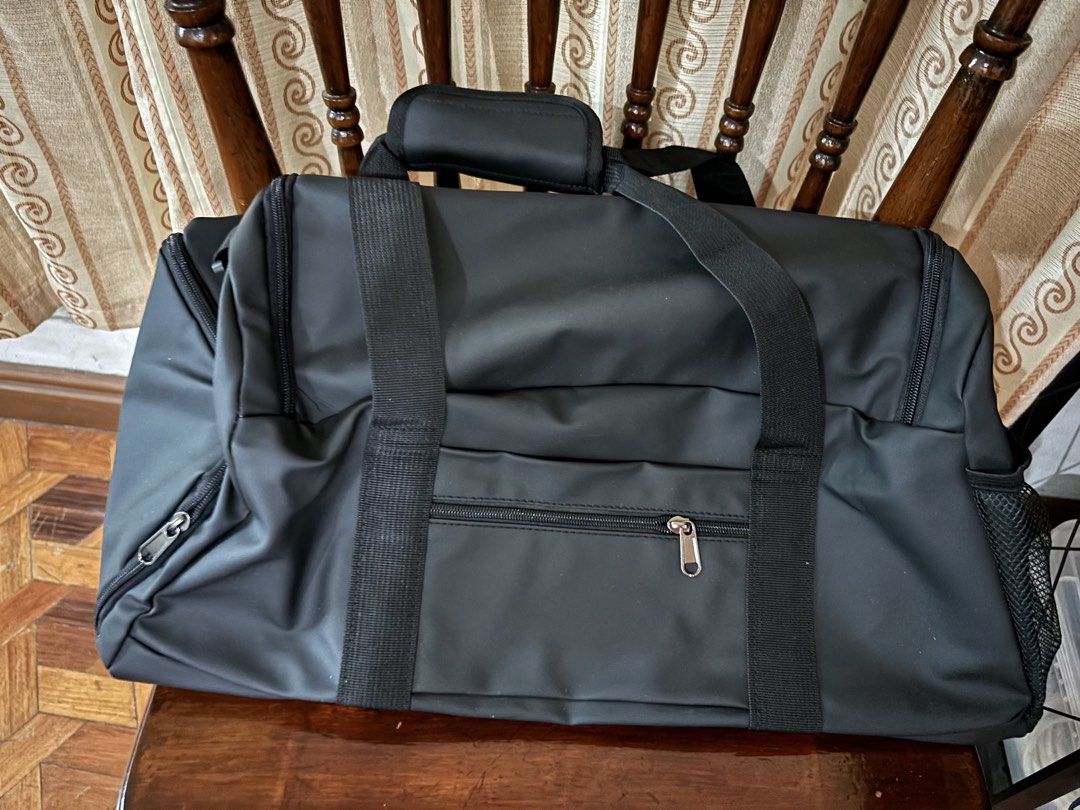 Menspe Black Duffel Bag with Multiple Pockets (Category: Sling Bags) located in San Juan City. Submitted by ecerrer (Listing ID 1460720374, Image 2). Description: - Durable black duffel bag - Main compartment for ample storage - Front zippered pocket for quick access - Side mesh pocket for water bottles or essentials - Perfect for gym sessions or short getaways - Features comfortable handles and an adjustable shoulder strap.
