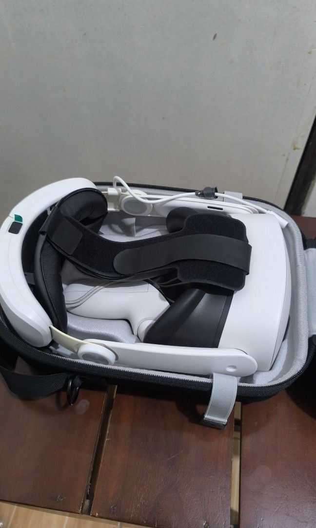 Metaquest Virtual Reality S3 (Category: Other Gadgets) located in Manila. Submitted by idelgarmentsssss (Listing ID 1460716305, Image 2). Description: For sale Metaquest vr S3 128gb no issue, napanalunan sa raffle last december 2025 used for a few occassions slightly nego meet ups only around Calamba and Los Baños Laguna.