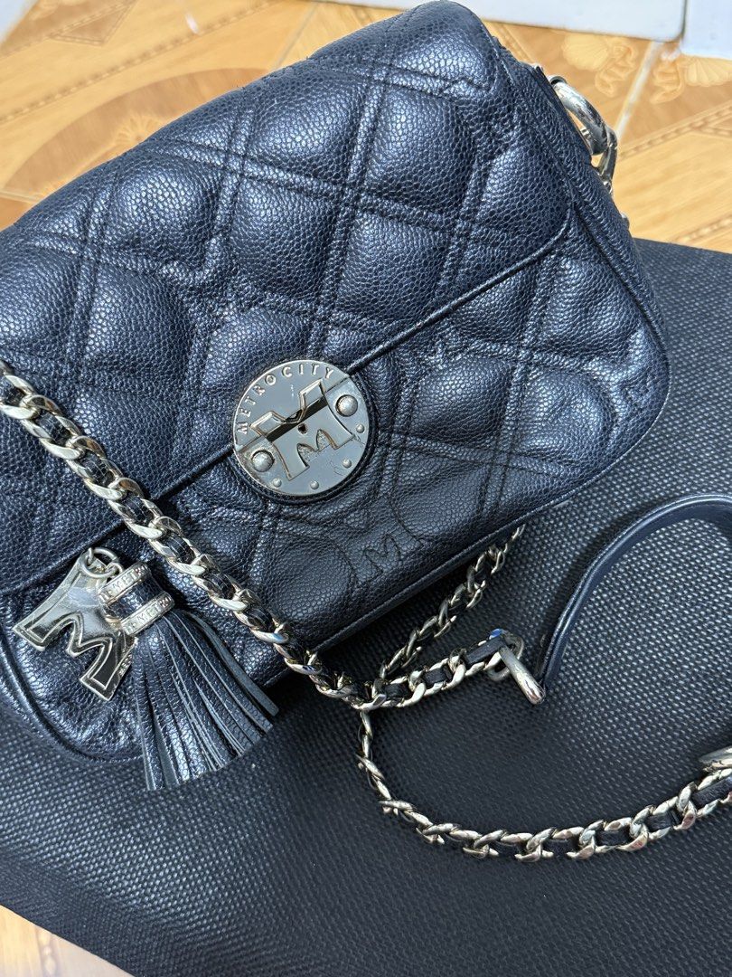 Metrocity Shoulder Bag (Category: Cross-body Bags) located in Manila. Submitted by rushiruuu (Listing ID 1460853879, Image 1). Description: .
