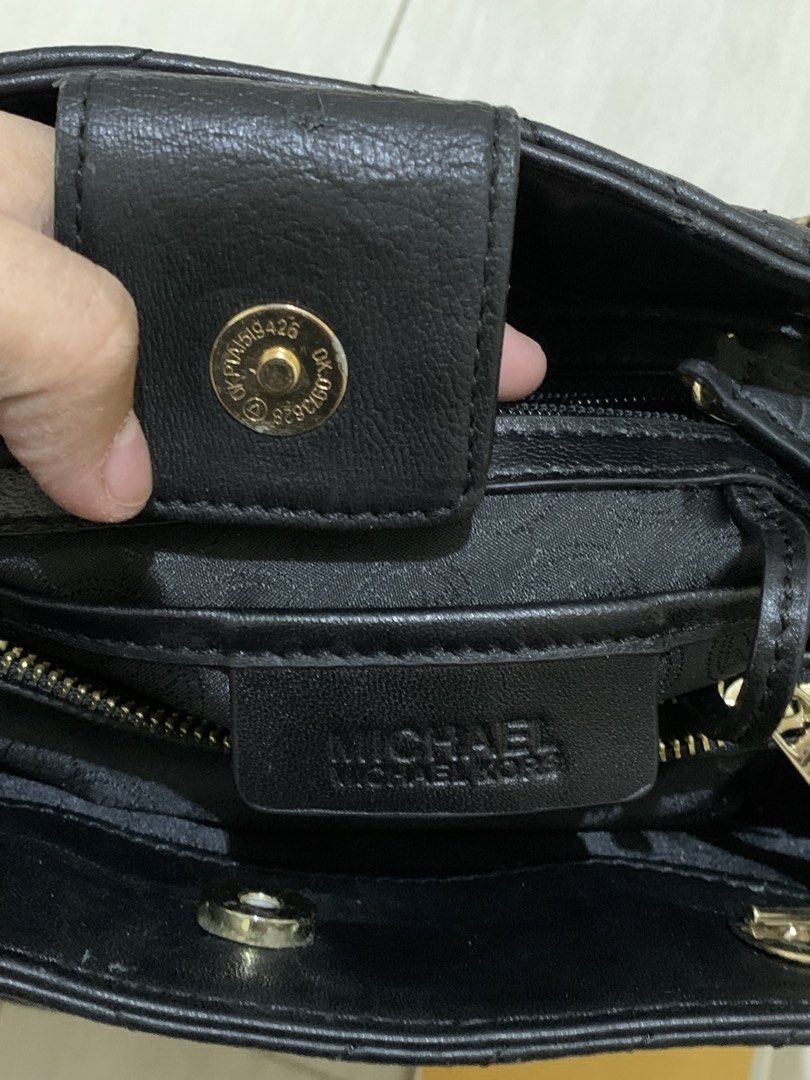 Michael Kors (Category: Tote Bags) located in Calamba. Submitted by wear_haus (Listing ID 1460870853, Image 2). Description: Issue on last pic .