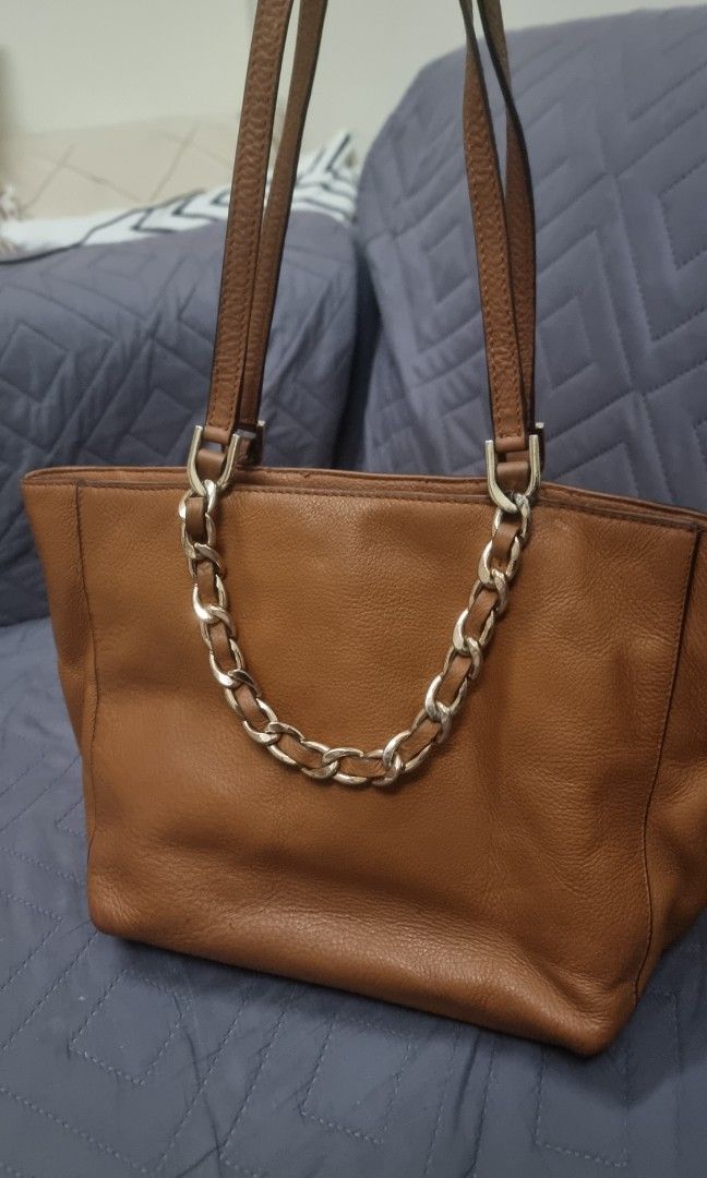 Michael Kors Harper east west bag (Category: Tote Bags) located in Manila. Submitted by shopaholicmimi (Listing ID 1460912119, Image 2). Description: 📍 preloved with flaws (please see photos) used bag rubber lining rubs not, ergo, vintage, soho, saddle, demi, zoe, carly, eastwest, patchwork, rare, canvas, legacy, mono, signature.