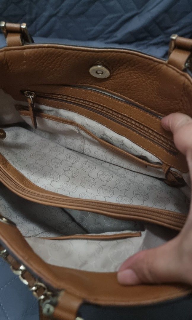 Michael Kors Harper east west bag (Category: Tote Bags) located in Manila. Submitted by shopaholicmimi (Listing ID 1460912119, Image 3). Description: 📍 preloved with flaws (please see photos) used bag rubber lining rubs not, ergo, vintage, soho, saddle, demi, zoe, carly, eastwest, patchwork, rare, canvas, legacy, mono, signature.