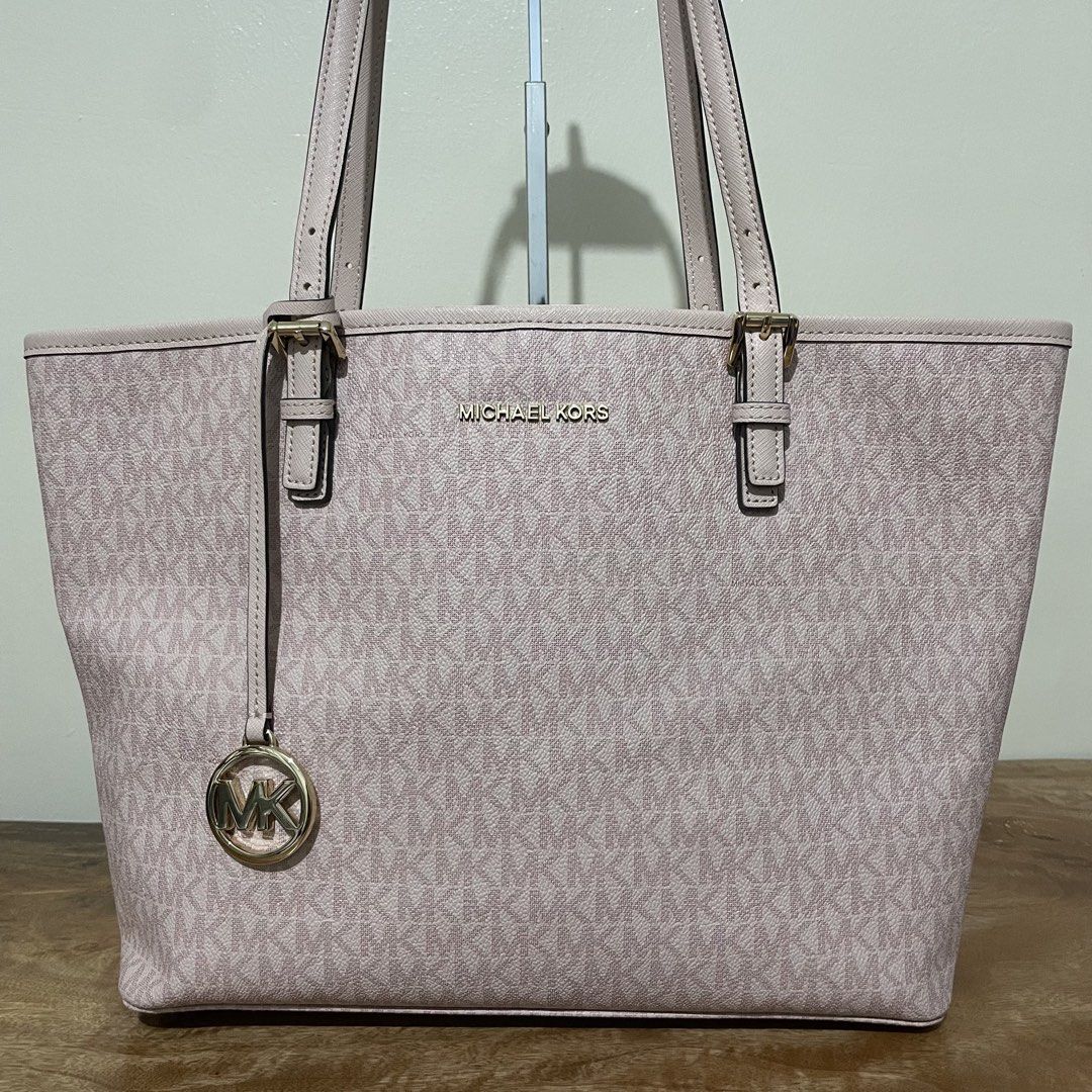 Michael Kors Tote (Category: Luxury Bags & Wallets) located in Manila. Submitted by shnqlbio (Listing ID 1460875308, Image 2). Description: Minimal dirt inside still looks new .
