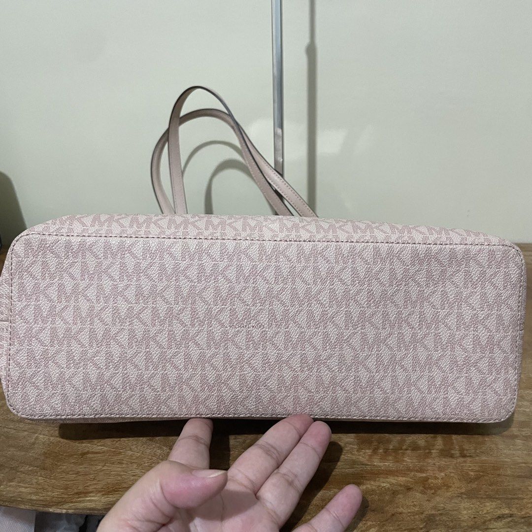 Michael Kors Tote (Category: Luxury Bags & Wallets) located in Manila. Submitted by shnqlbio (Listing ID 1460875308, Image 3). Description: Minimal dirt inside still looks new .