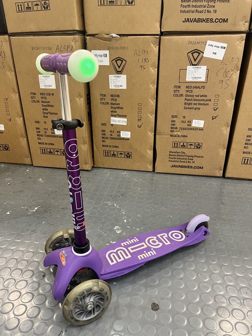 Mini Micro scooter （分類：運動與體育 -溜冰鞋，旱冰鞋和滑板車）位於 Hong Kong。 由 kannes1314 提交（商品編號 1460739633，圖片 2）。簡介： Touch, glow, GO! The newly upgraded Mini now features light-up handlebars, alternating through (5) stylish colors as your child rides. • Featuring light-up handlebars and light-up LED wheels, the 3-wheeled Mini Deluxe Magic scooter utilizes a Lean-To-Steer design, offering a stable ride that supports toddlers and small children as they master balance