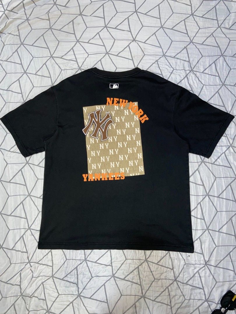 MLB YANKESS (Category: Tshirts & Polo Shirts ) located in Antipolo. Submitted by goods_thrift (Listing ID 1460907766, Image 2). Description: Dimension W22/L27 Colorate 9/10 Crewneck pa issue nasa Picture sa back.