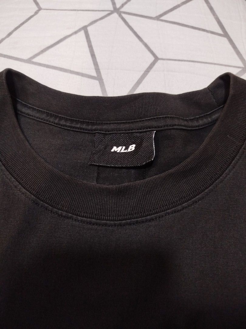 MLB YANKESS (Category: Tshirts & Polo Shirts ) located in Antipolo. Submitted by goods_thrift (Listing ID 1460907766, Image 3). Description: Dimension W22/L27 Colorate 9/10 Crewneck pa issue nasa Picture sa back.