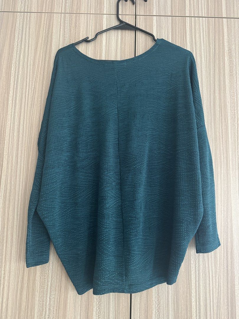 Mosaic Dark Green LS Blouse FS (Category: Blouses) located in Las Pinas. Submitted by archrt (Listing ID 1460727059, Image 3). Description: Lalamove or J&T at buyer’s expense Gcash, bpi or bdo.