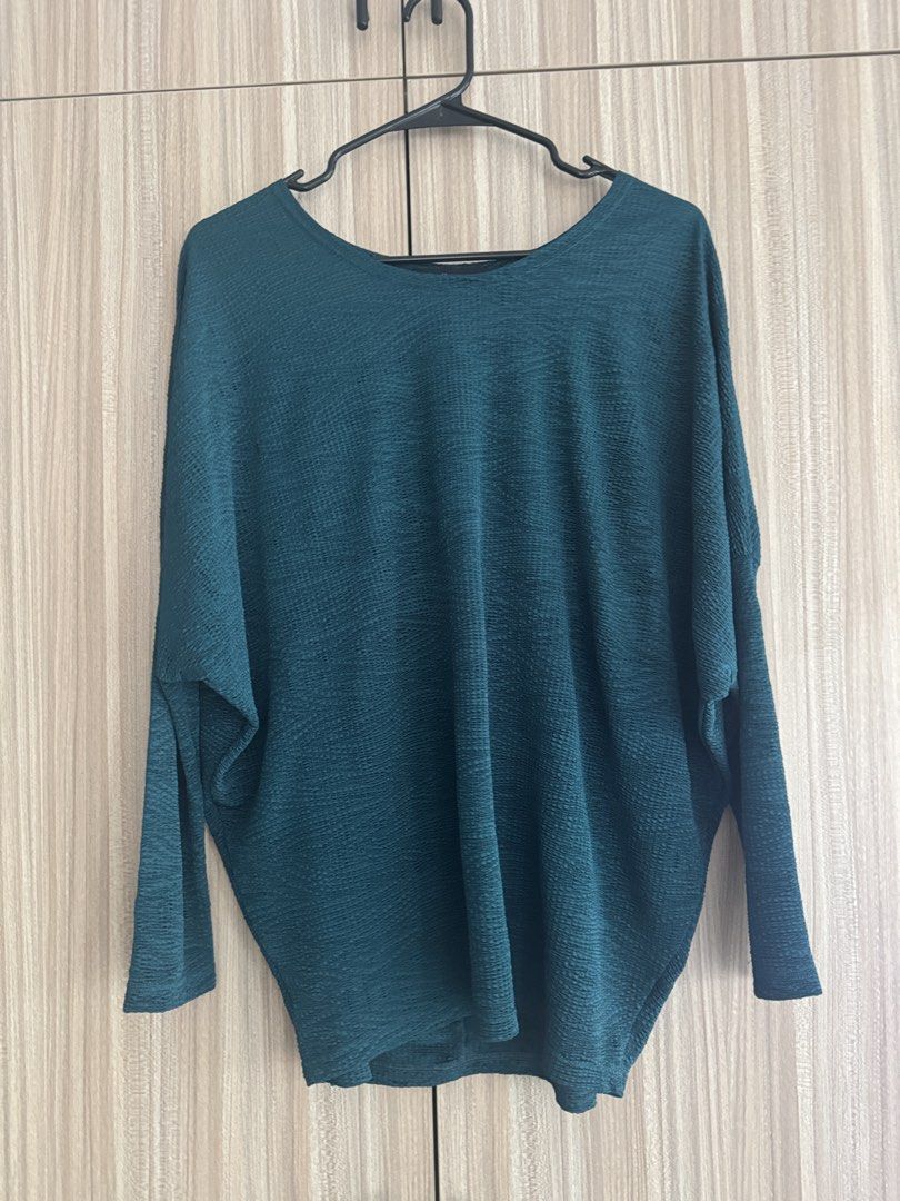 Mosaic Dark Green LS Blouse FS (Category: Blouses) located in Las Pinas. Submitted by archrt (Listing ID 1460727059, Image 1). Description: Lalamove or J&T at buyer’s expense Gcash, bpi or bdo.