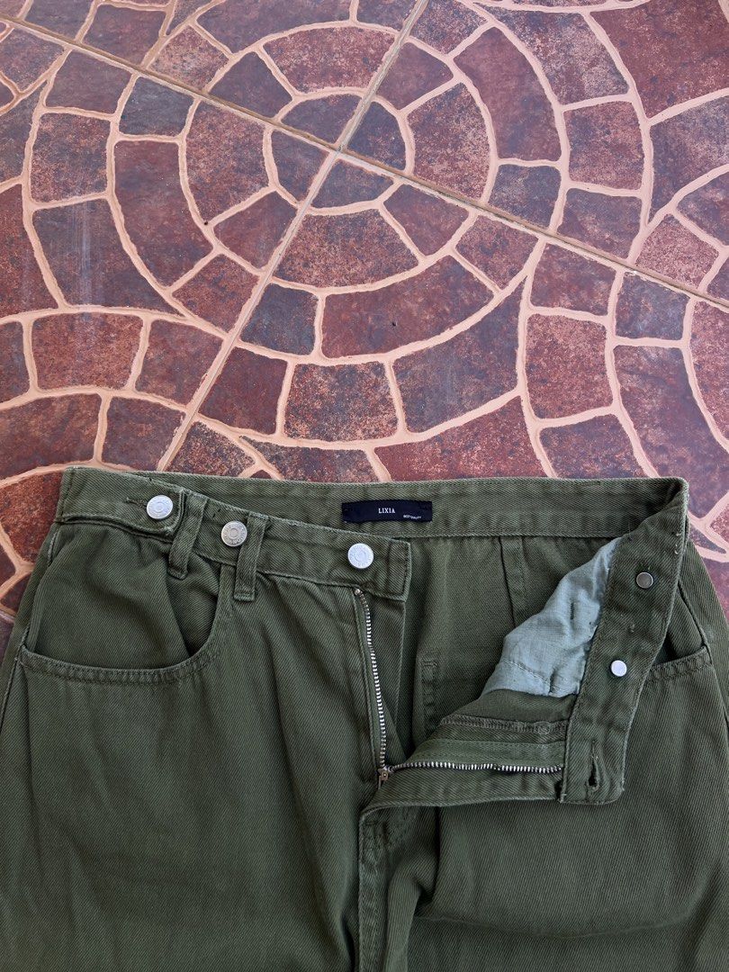 MOSS GREEN BAGGY PANTS (Category: Jeans) located in Batangas. Submitted by engr_thrift (Listing ID 1460855814, Image 3). Description: 📐Dimension ( Inches ) Width: 32 Length: 40 Hem: 9 Color rate: 9.5/10 Issue : none .
