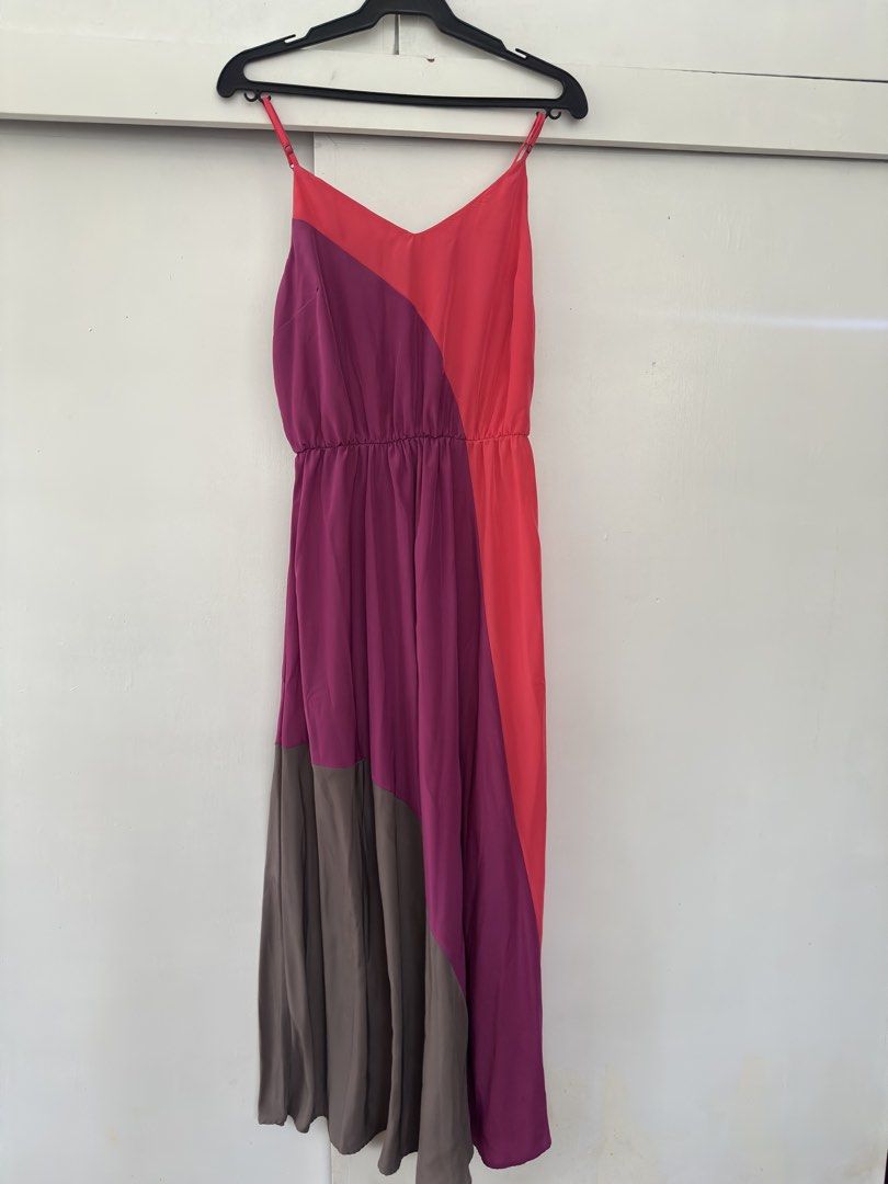 Mossimo Colorblock Midi Dress (Category: Dresses) located in Paranaque City. Submitted by ynaah_ (Listing ID 1460806748, Image 1). Description: Long Mossimo dress can fit small to medium frame height reference: 5'4 (below the knee length) .