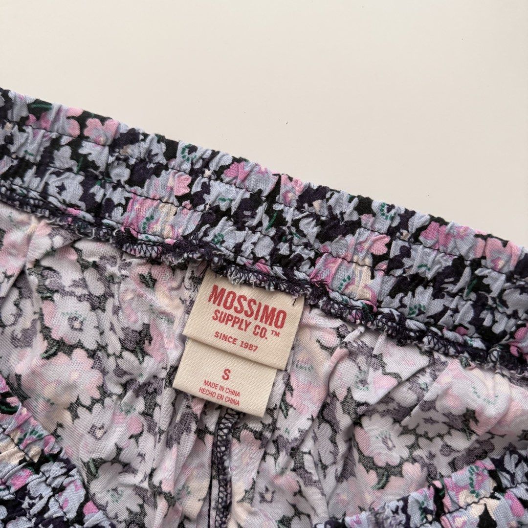 Mossimo Floral Shorts (Category: Shorts) located in Las Pinas. Submitted by francesca.finds (Listing ID 1460806058, Image 2). Description: - LAST PRICE - runs big. i’m normally a size 28 for bottoms, but this still fits me well with some allowance (see 3rd photo)..