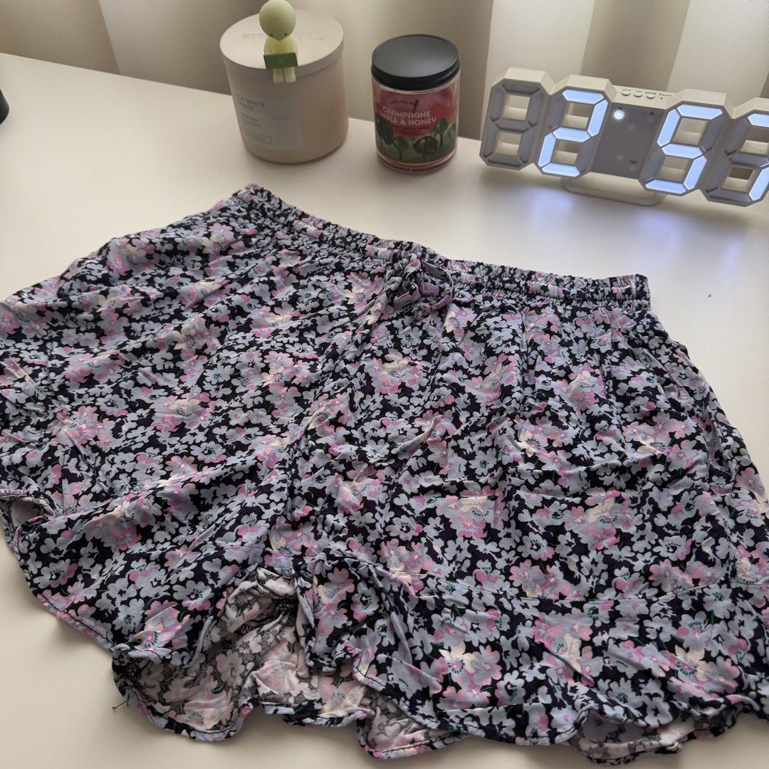 Mossimo Floral Shorts (Category: Shorts) located in Las Pinas. Submitted by francesca.finds (Listing ID 1460806058, Image 1). Description: - LAST PRICE - runs big. i’m normally a size 28 for bottoms, but this still fits me well with some allowance (see 3rd photo)..