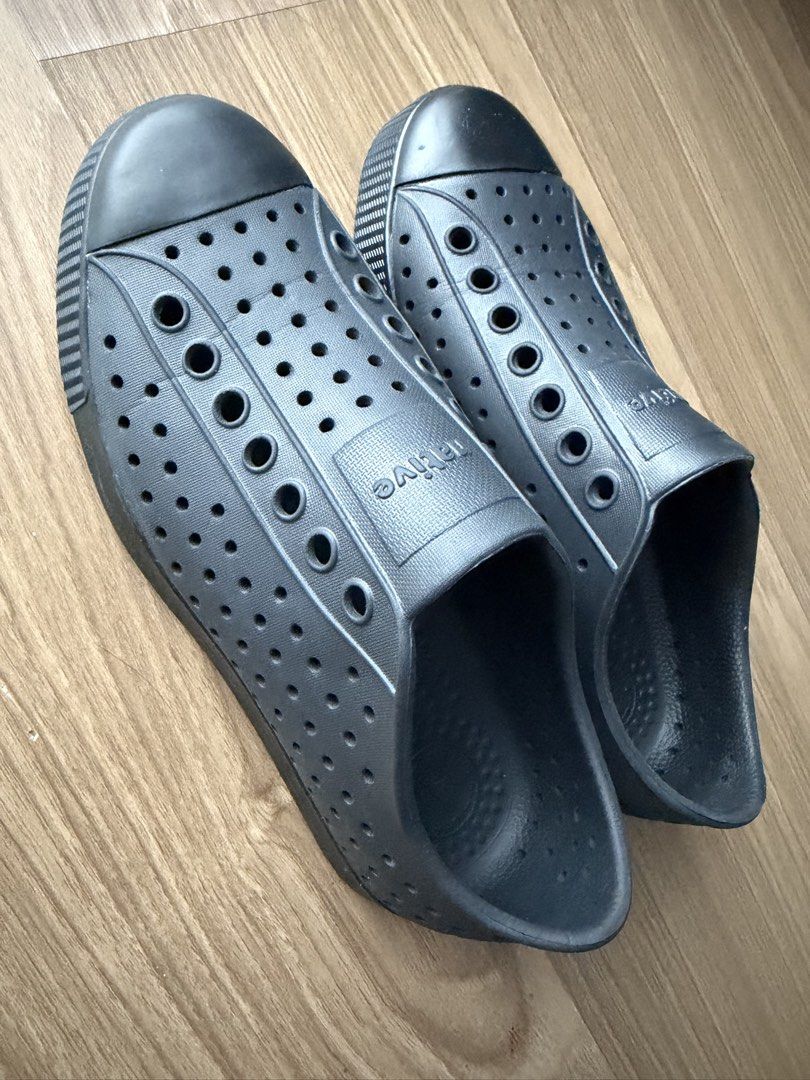 Native Shoes (Category: Slippers and slides) located in Makati City. Submitted by rarehawk_ed33dd (Listing ID 1460810828, Image 2). Description: Size: M5/W7.
