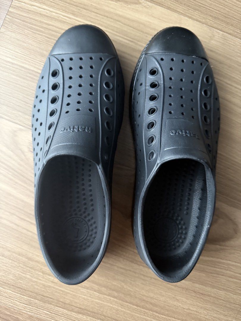 Native Shoes (Category: Slippers and slides) located in Makati City. Submitted by rarehawk_ed33dd (Listing ID 1460810828, Image 1). Description: Size: M5/W7.