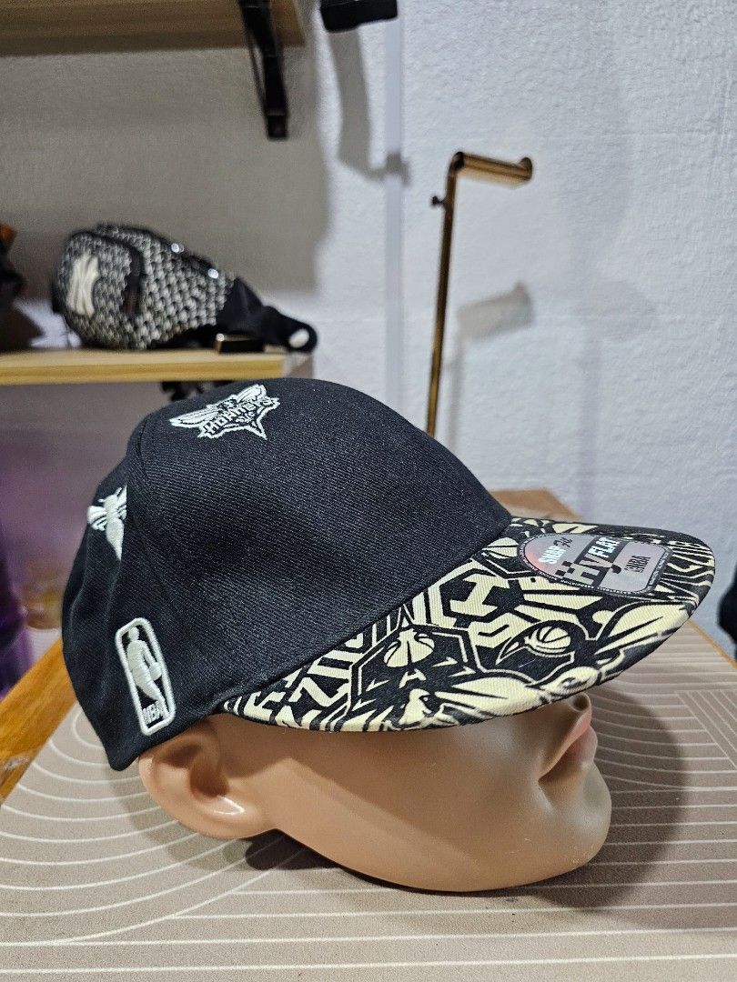 NBA HyFlat Charlotte Hornets snapback cap (Category: Caps & Hats) located in Baguio. Submitted by kayeonlineshop (Listing ID 1460812686, Image 3). Description: -NBA HyFlat Charlotte Hornets snapback cap featuring a striking black and white graphic print on its flat brim.