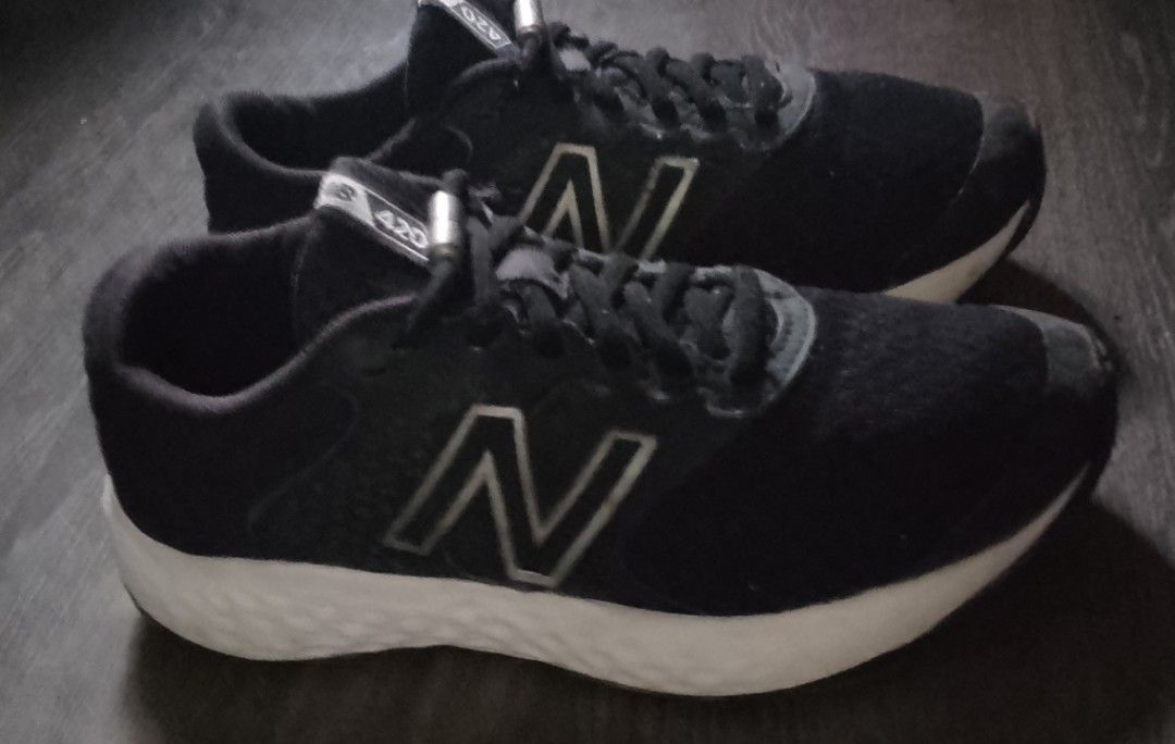 New balance unisex (Category: Casual Shoes) located in Bulacan. Submitted by changchang31 (Listing ID 1460774713, Image 3). Description: size ,6.5 23 cm.