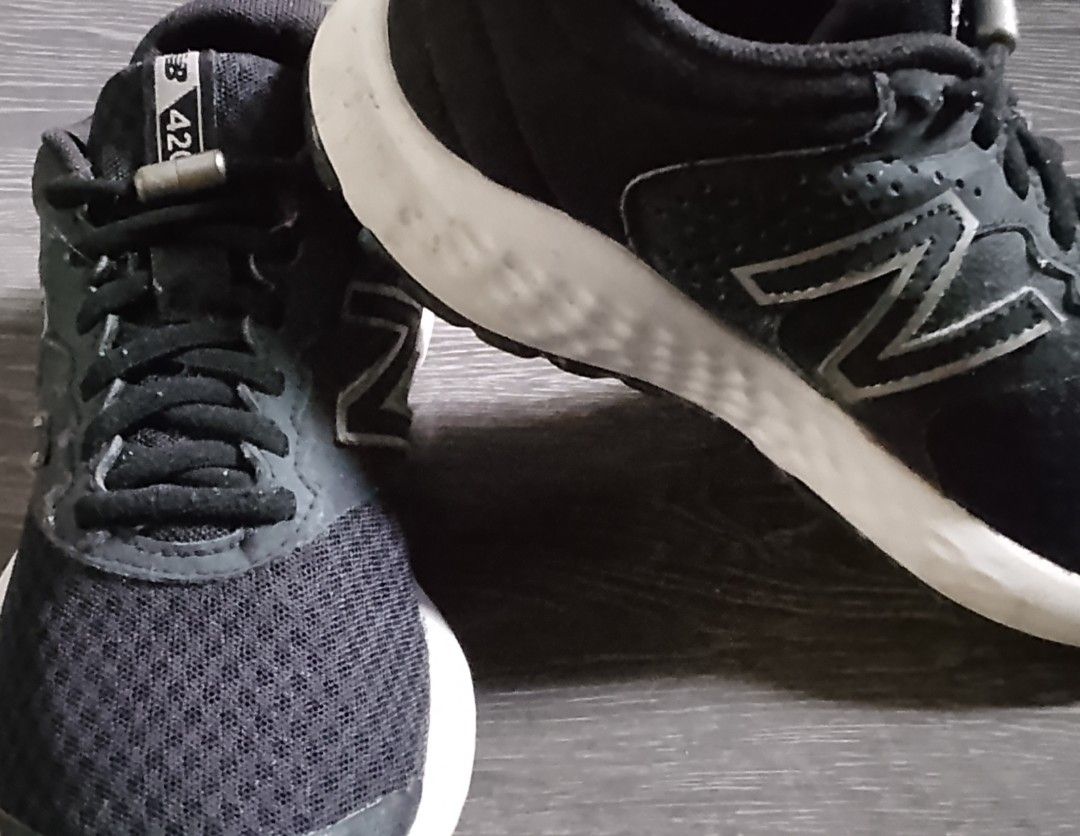 New balance unisex (Category: Casual Shoes) located in Bulacan. Submitted by changchang31 (Listing ID 1460774713, Image 1). Description: size ,6.5 23 cm.