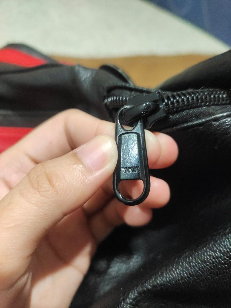 NEW YORK BAG (Category: Luxury Bags & Wallets) located in Manila. Submitted by rozzea.cai (Listing ID 1460861282, Image 3). Description: .