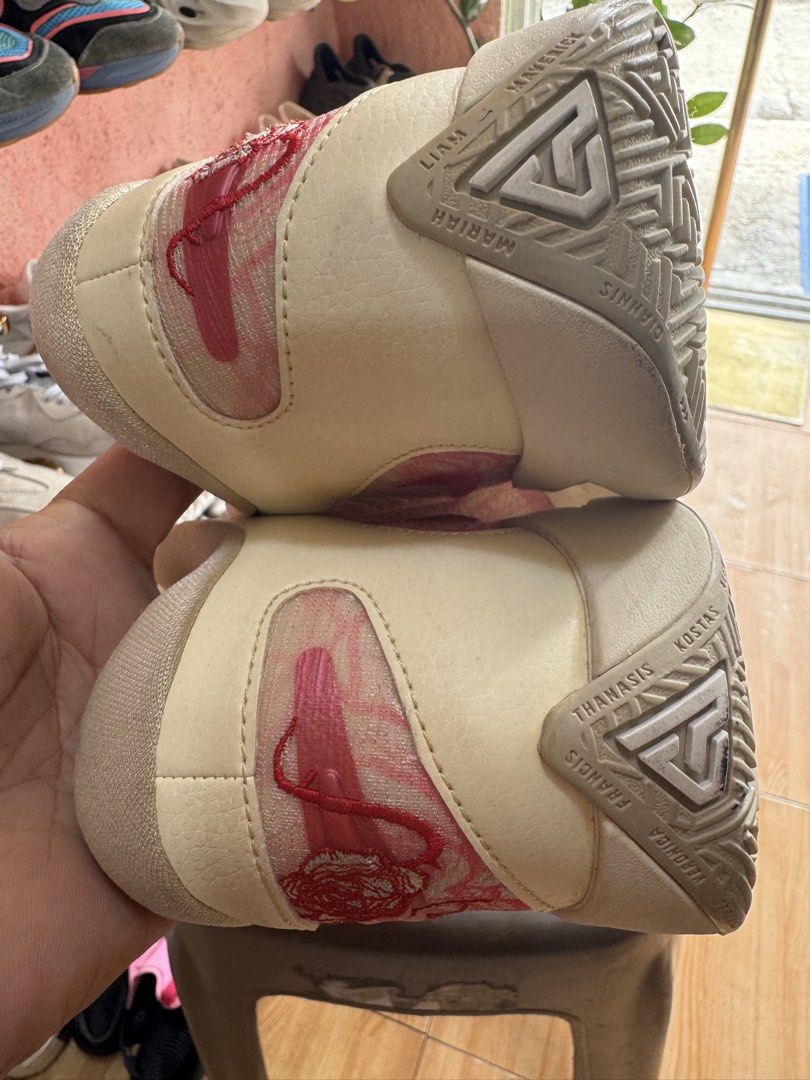 Nike 100% Original (Category: Sneakers) located in Manila. Submitted by wildbear.e10374 (Listing ID 1460752667, Image 2). Description: Nike shoes Excellent quality good condition like new With the color Cream and red and Authentic Suitable for daily wear..