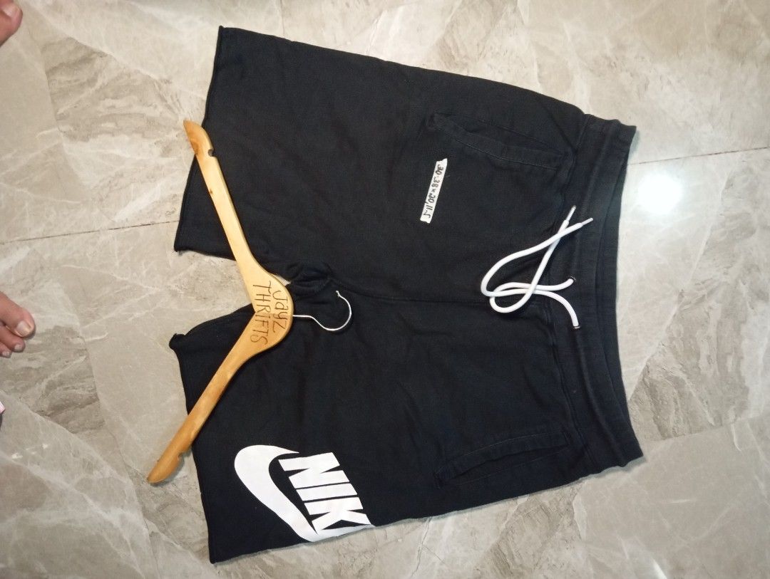 Nike Alumni Black Shorts (Category: Shorts) located in Quezon City. Submitted by ThriftsPaMore (Listing ID 1460766882, Image 3). Description: - Black Nike Alumni shorts - XLarge white swoosh logo 30-38*20, 11.5 Inseam - Adjustable drawstring waist - Two side pockets and 1 Back Pocket - Ideal for workouts or casual wear - Comfortable cotton blend material -9/10 or better Color Rate Issue: Scratch on Garter Location please check pic; tolerable Hair