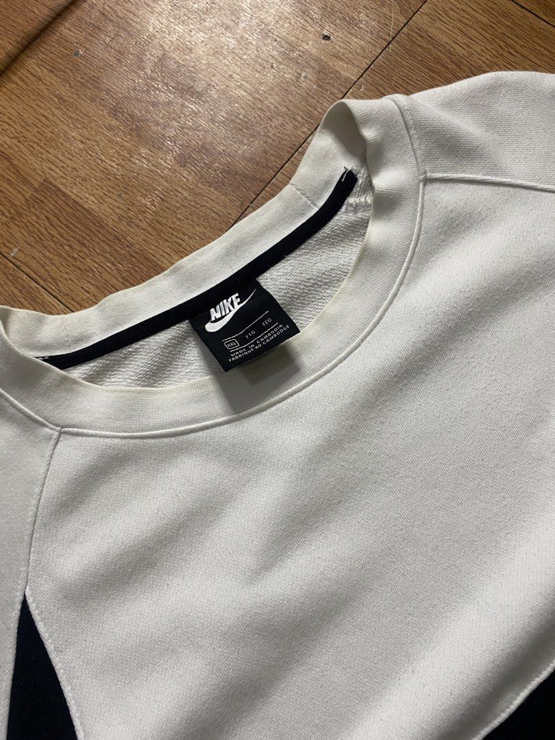 Nike Big Swoosh Crewneck (Category: Coats, Jackets and Outerwear) located in Cavite. Submitted by johnrey0315 (Listing ID 1460895331, Image 2). Description: 27 x 29 XL - XXL MINIMAL STAINS CR - 9.5 / 10 .