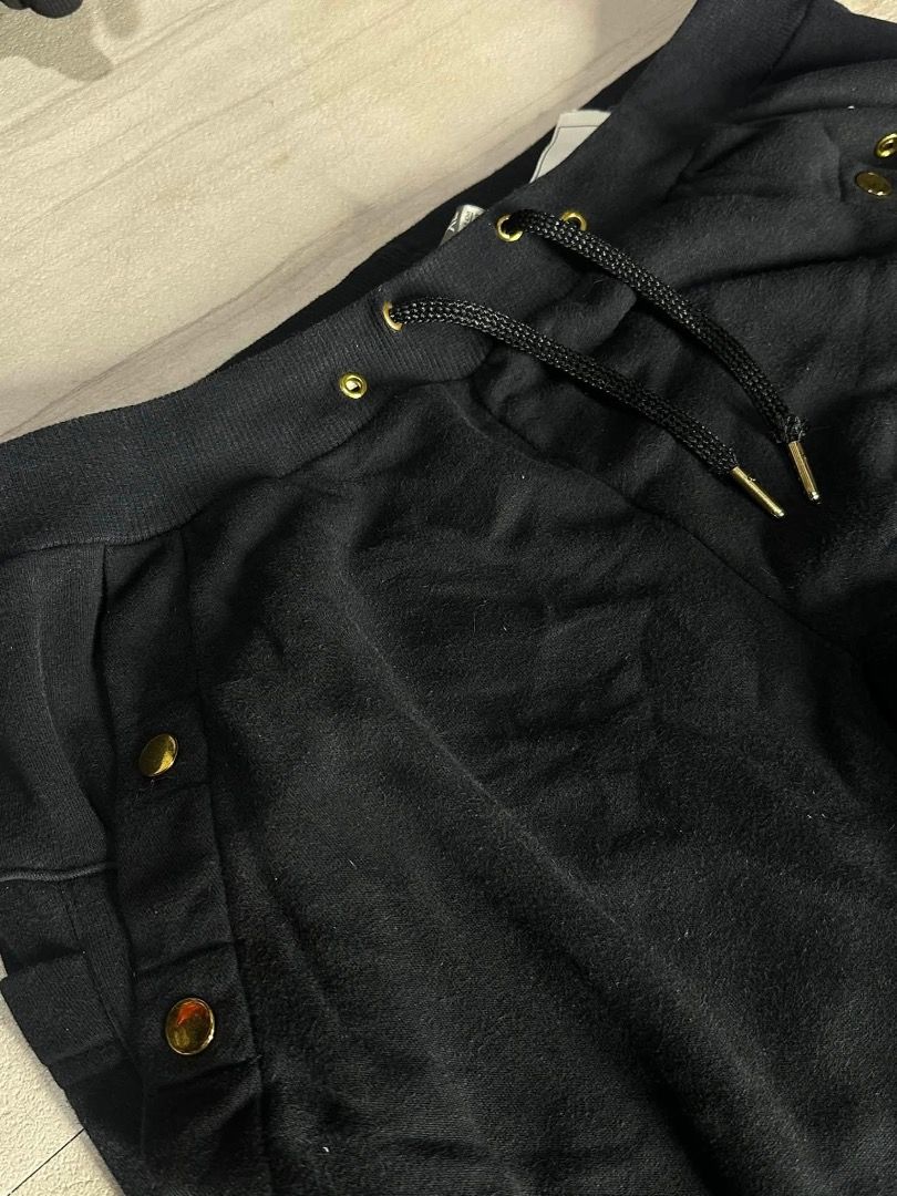 NIKE black sweatpants (Category: Joggers) located in Manila. Submitted by nb_thriftshop (Listing ID 1460897923, Image 3). Description: n1ke sweat pants waist 28 to 40 has lace and garter length 36.5 leg hole 9 no issue washed.