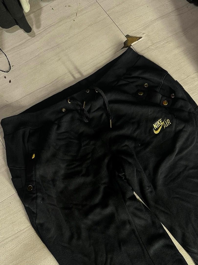 NIKE black sweatpants (Category: Joggers) located in Manila. Submitted by nb_thriftshop (Listing ID 1460897923, Image 2). Description: n1ke sweat pants waist 28 to 40 has lace and garter length 36.5 leg hole 9 no issue washed.