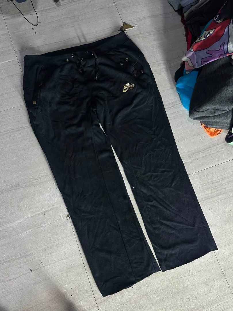 NIKE black sweatpants (Category: Joggers) located in Manila. Submitted by nb_thriftshop (Listing ID 1460897923, Image 1). Description: n1ke sweat pants waist 28 to 40 has lace and garter length 36.5 leg hole 9 no issue washed.