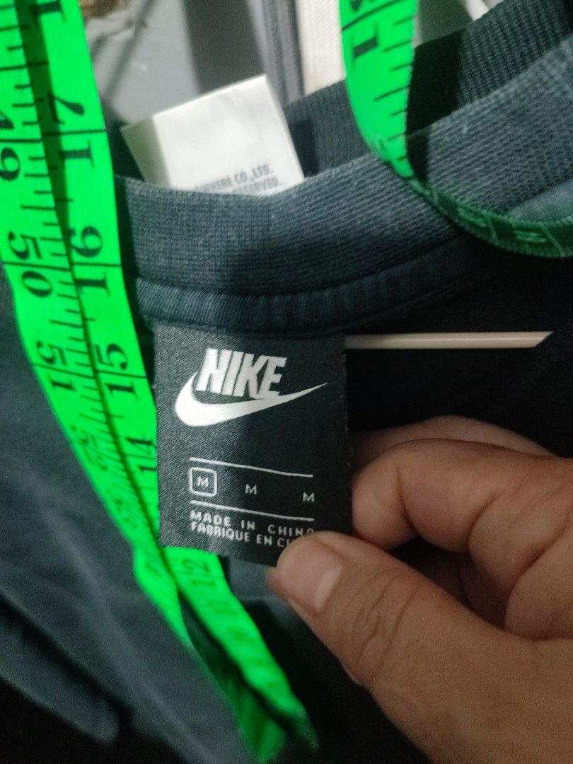 Nike Double Swoosh Black Sweatshirt Size M (Category: Coats, Jackets and Outerwear) located in Manila. Submitted by momofunodos (Listing ID 1460633478, Image 2). Description: - Black Nike sweatshirt - Features iconic double swoosh logo - Raglan sleeves for a comfortable fit - Size: Medium (M) - Made in China - Ideal for everyday casual wear note! ✅BUY AT YOUR OWN RISK ✅KAU NA BAHALA MG LEGIT ✅ ✅KAU MG DEDECIDE, WAG PO ISISIS SKEN ANG DESISYON NIO