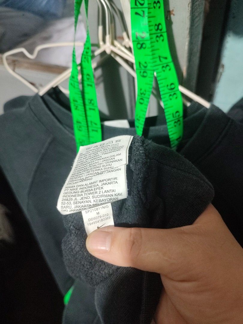Nike Double Swoosh Black Sweatshirt Size M (Category: Coats, Jackets and Outerwear) located in Manila. Submitted by momofunodos (Listing ID 1460633478, Image 3). Description: - Black Nike sweatshirt - Features iconic double swoosh logo - Raglan sleeves for a comfortable fit - Size: Medium (M) - Made in China - Ideal for everyday casual wear note! ✅BUY AT YOUR OWN RISK ✅KAU NA BAHALA MG LEGIT ✅ ✅KAU MG DEDECIDE, WAG PO ISISIS SKEN ANG DESISYON NIO