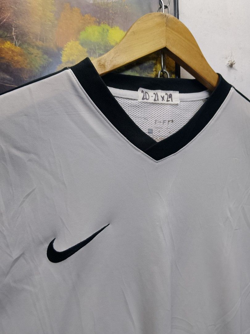 Nike dri fit tee (Category: Tshirts & Polo Shirts ) located in Valenzuela. Submitted by joshwrldselection (Listing ID 1460765077, Image 2). Description: medium - large excellent condition need wash only thrift..