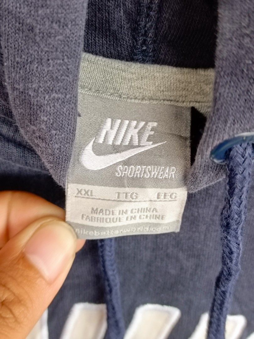 Nike Hoodie (Category: Coats, Jackets and Outerwear) located in Davao. Submitted by karlito. (Listing ID 1460770726, Image 3). Description: Width 24 Length 27 Issue: minimal sun fade and loose stitch sa rebbing and scratch Excellent condition Color rate 9/10.