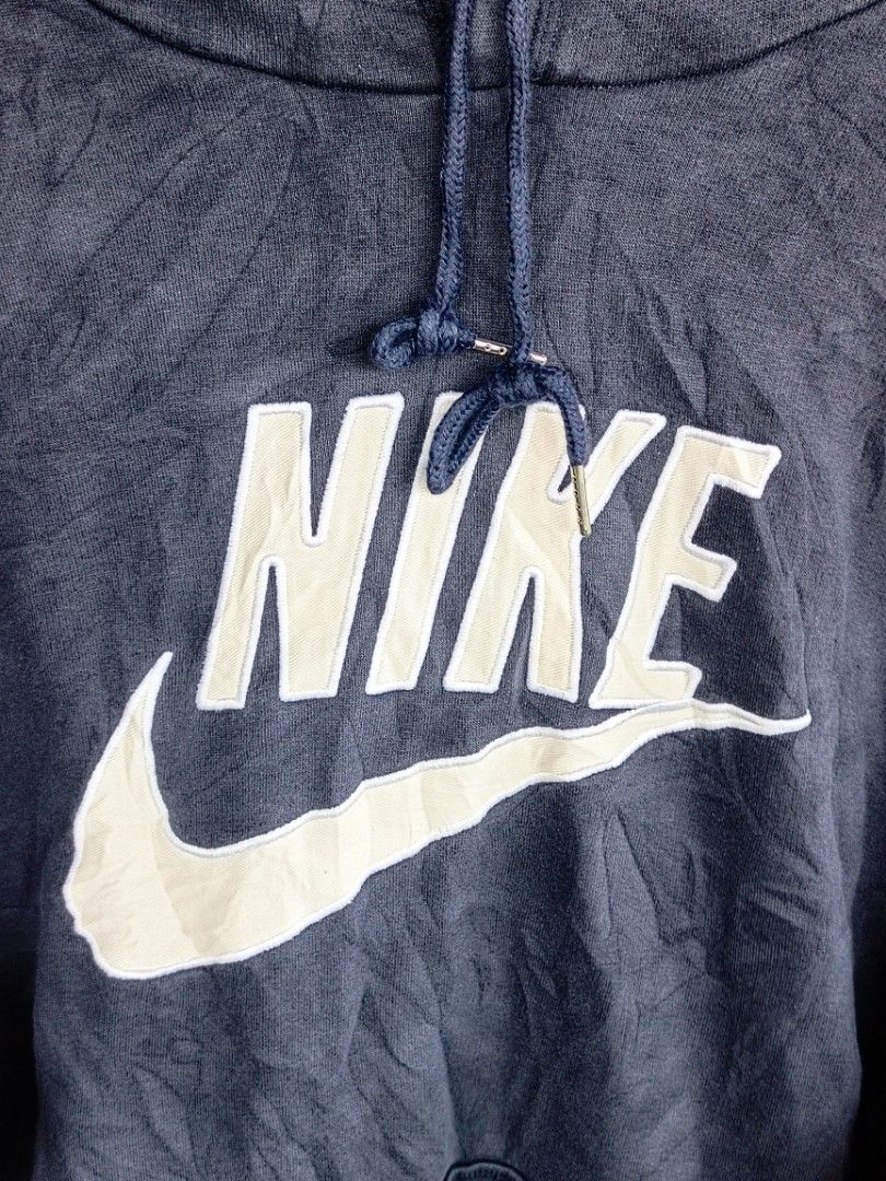 Nike Hoodie (Category: Coats, Jackets and Outerwear) located in Davao. Submitted by karlito. (Listing ID 1460770726, Image 2). Description: Width 24 Length 27 Issue: minimal sun fade and loose stitch sa rebbing and scratch Excellent condition Color rate 9/10.