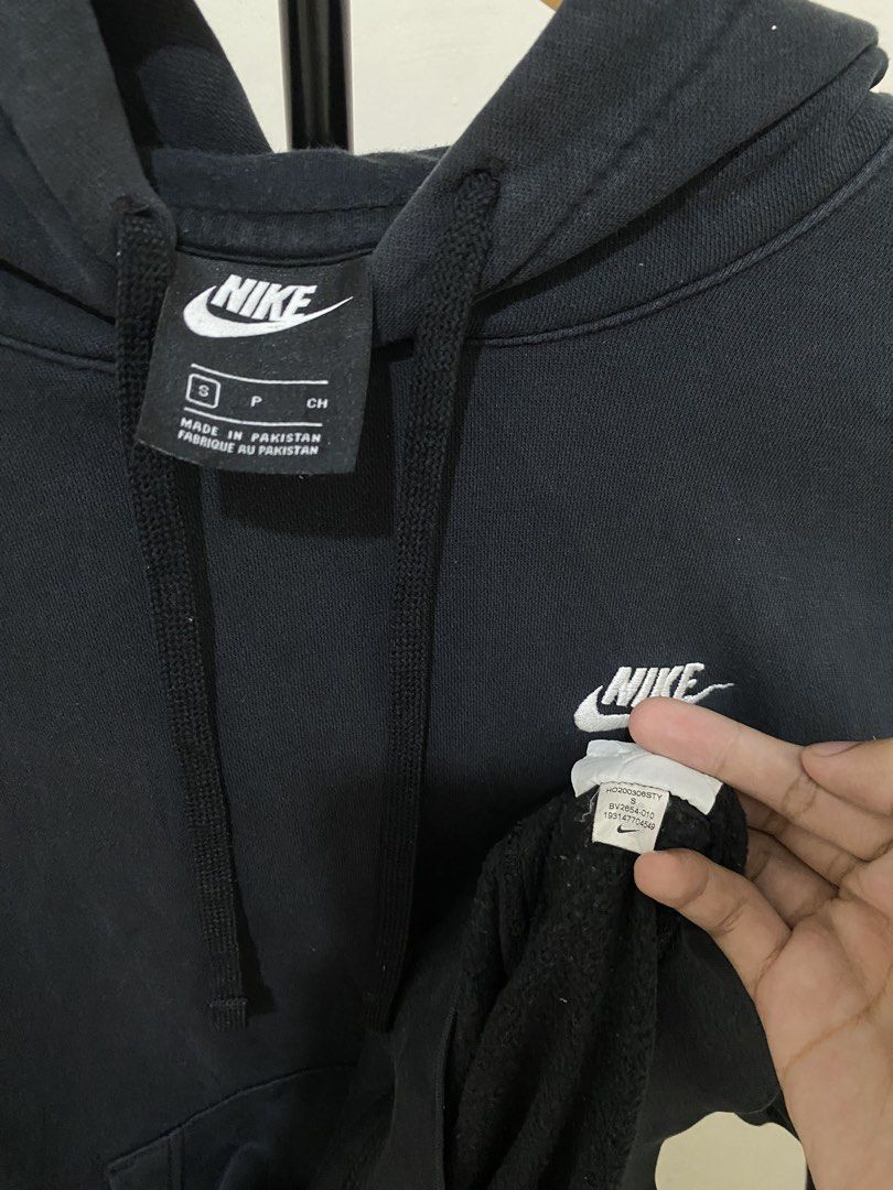 Nike hoodie (Category: Coats, Jackets and Outerwear) located in Marikina City. Submitted by andreioruga (Listing ID 1460794280, Image 3). Description: Size: small W 22 | L 25.5 | SL 24.5 color rate: 9.5/10 issue: see last 2 pics, scratch and 2pinhole (not noticeable) condition: good dm condition: .
