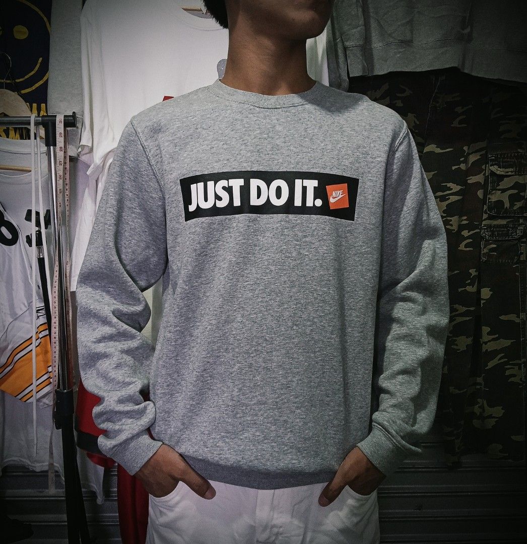 NIKE JUST DO IT GREY SWEATER (Category: Hoodies) located in Toledo. Submitted by rare_district (Listing ID 1460909426, Image 2). Description: As New Condition No issue Size S on tag Width - 21 Length - 26 Color Rate 9.8/10 Plus sf💸.