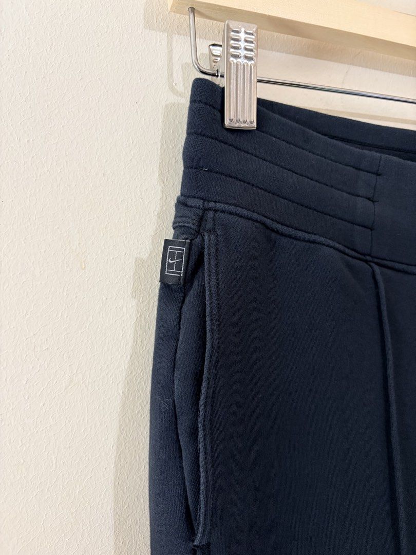 Nike Knee-Length Capri Athletic Pants (Category: Other Bottoms) located in Pasig City. Submitted by shopsmart.mnl (Listing ID 1460867192, Image 3). Description: Excellent condition Fits up to 28” Length 23”.