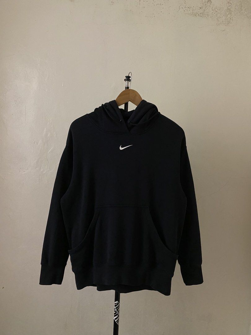 Nike mid swoosh hoodie (Category: Coats, Jackets and Outerwear) located in Marikina City. Submitted by andreioruga (Listing ID 1460801309, Image 1). Description: size: medium W 23.5 | L 25 | SL 21 color rate: 10/10 issue: one tiny scratch (hindi sobrang napapansin na parang wala) condition: excellent (as new sana nagkaron lang ng scratch) dm .
